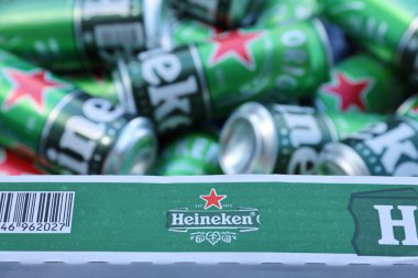 KHARKOV, UKRAINE - 31 Temmuz 2021: Hollanda bira şirketi Heineken N.V tarafından üretilen yeşil teneke kutu Heineken soluk bira.