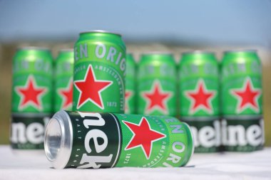 KHARKOV, UKRAINE - 31 Temmuz 2021: Hollanda bira şirketi Heineken N.V tarafından üretilen yeşil teneke kutu Heineken soluk bira.