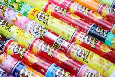 KHARKOV, UKRAINE - 30 Mart 2021: Birçok Pringles silindir cips kutuları çeşitli renk ve lezzetlerle. Amerikan markası, Kelloggs 'a ait istiflenebilir patates bazlı cipsler.
