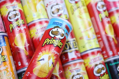 KHARKOV, UKRAINE - 30 Mart 2021: Birçok Pringles silindir cips kutuları çeşitli renk ve lezzetlerle. Amerikan markası, Kelloggs 'a ait istiflenebilir patates bazlı cipsler.