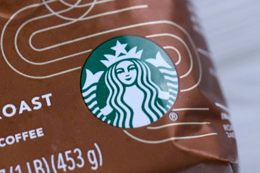 KHARKOV, UKRAINE - 15 Mart 2021: yeşil logolu Starbucks kahve paketi. Starbucks Corporation, Seattle, Washington merkezli çok uluslu kahve ve roastery rezervleri zinciri.