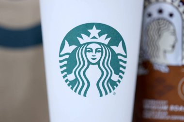 KHARKOV, UKRAINE - 15 Mart 2021: yeşil logolu Starbucks bardağı. Starbucks Corporation, Seattle, Washington merkezli çok uluslu kahve ve roastery rezervleri zinciri.