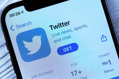 KHARKOV, UKRAINE - 5 Mart 2021: Twitter simgesi ve uygulaması iPhone 12 'den beyaz ahşap masadaki profesyonel ekranda