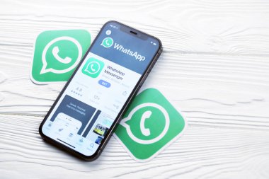 KHARKOV, UKRAINE - 5 Mart 2021: Whatsapp simgesi ve uygulaması iPhone 12 'den beyaz ahşap masadaki profesyonel ekranda