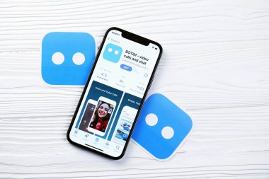 KHARKOV, UKRAINE - 5 Mart 2021: Botim kurye simgesi ve uygulaması iPhone 12 'den beyaz ahşap masadaki profesyonel ekranda