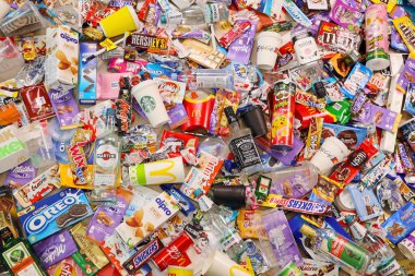 KHARKOV, UKRAINE - 10 AĞUSTOS 2021: Ünlü markalı yiyecek ve içecek üretiminde kullanılan büyük yığın ve boş tek kullanımlık paketler ve fincanlar