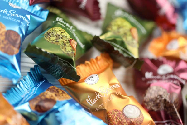 KHARKOV, UKRAINE - 14 Şubat 2021: Mark Sevouni kentsel çikolata üretimi el yapımı yuvarlak şekerler. Mark Sevouni, Erivan, Ermenistan merkezli bir çikolata üreticisi.