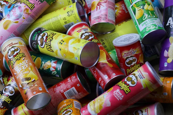 KHARKOV, UKRAINE - 30 Mart 2021: Birçok Pringles silindir cips kutuları çeşitli renk ve lezzetlerle. Amerikan markası, Kelloggs 'a ait istiflenebilir patates bazlı cipsler.