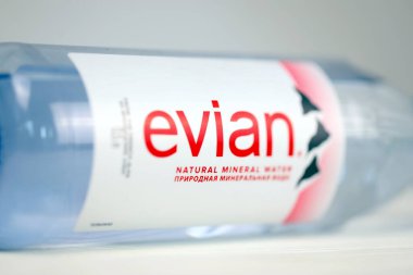 KHARKOV, UKRAINE - 2 Temmuz 2021: Bir şişe Evian Doğal Su. Amphion, Haute-Savoie, Fransa 'daki Evian şişe fabrikası
