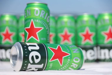 KHARKOV, UKRAINE - 31 Temmuz 2021: Hollanda bira şirketi Heineken N.V tarafından üretilen yeşil teneke kutu Heineken soluk bira.