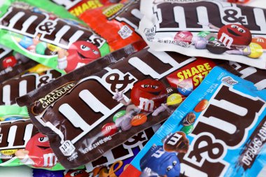 KHARKOV, UKRAINE - 15 Mart 2021: M 'nin çikolata paketleri çeşitli tat ve tasarım. M M 1941 'den beri Mars Anonim Şirketi tarafından üretiliyor.