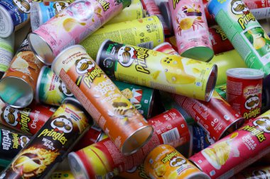 KHARKOV, UKRAINE - 30 Mart 2021: Birçok Pringles silindir cips kutuları çeşitli renk ve lezzetlerle. Amerikan markası, Kelloggs 'a ait istiflenebilir patates bazlı cipsler.