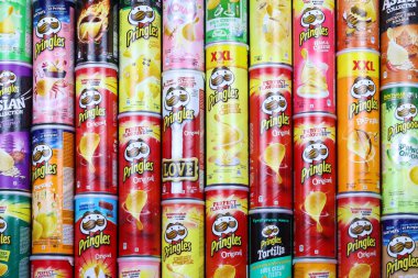 KHARKOV, UKRAINE - 30 Mart 2021: Birçok Pringles silindir cips kutuları çeşitli renk ve lezzetlerle. Amerikan markası, Kelloggs 'a ait istiflenebilir patates bazlı cipsler.