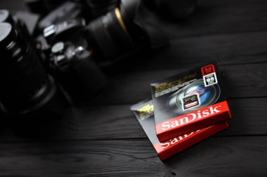 KHARKOV, UKRAINE - 12 Ocak 2021: Fotoğraf makineleri ve video kayıt cihazları için SanDisk Extreme pro sdhc 32gb yeni hafıza kartı