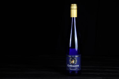KHARKOV, UKRAINE - 3 Aralık 2020: koyu siyah arka planda St.Ursula Liebfraumilch Rheinhessen şarap şişesi. Elit alkol üretimi