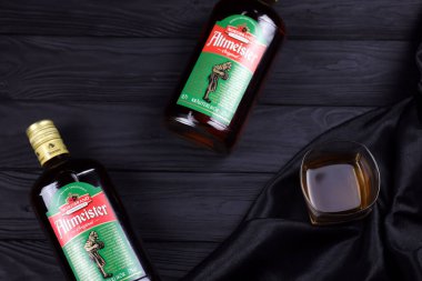 KHARKOV, UKRAINE - 3 Aralık 2020: Altmeister orijinal likör şişesi koyu siyah arka planda. Elit alkol üretimi