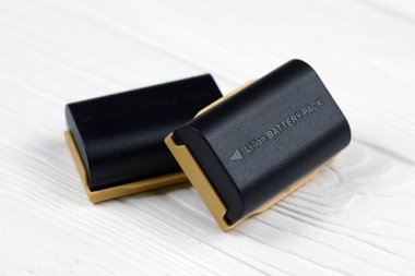 KHARKOV, UKRAINE - 14 Mart 2021: Beyaz tahta masa üzerinde modern DSLR fotoğraf makineleri için Kastar lityum iyonu veya li-ion şarj edilebilir piller