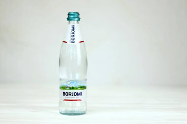 KHARKOV, UKRAINE - 2 Temmuz 2021: Orta Gürcistan 'daki Borjomi Boğazı' ndaki doğal gazlı maden suyu markası
