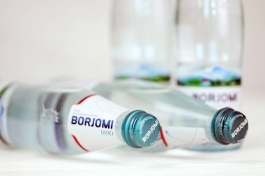 KHARKOV, UKRAINE - 2 Temmuz 2021: Orta Gürcistan 'daki Borjomi Boğazı' ndaki doğal gazlı maden suyu markası