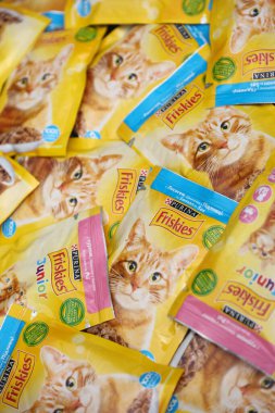 KHARKOV, UKRAINE - 10 AĞUSTOS 2021: Çok sayıda Friskie paket evcil hayvan yemeği. Nestle Global 'in bir yan kuruluşu olan Nestle Purina PetCare Company' ye ait frizkler