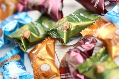 KHARKOV, UKRAINE - 14 Şubat 2021: Mark Sevouni kentsel çikolata üretimi el yapımı yuvarlak şekerler. Mark Sevouni, Erivan, Ermenistan merkezli bir çikolata üreticisi.