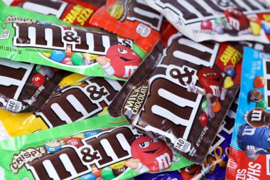 KHARKOV, UKRAINE - 15 Mart 2021: M 'nin çikolata paketleri çeşitli tat ve tasarım. M M 1941 'den beri Mars Anonim Şirketi tarafından üretiliyor.