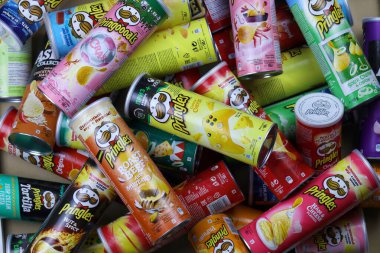 KHARKOV, UKRAINE - 30 Mart 2021: Birçok Pringles silindir cips kutuları çeşitli renk ve lezzetlerle. Amerikan markası, Kelloggs 'a ait istiflenebilir patates bazlı cipsler.