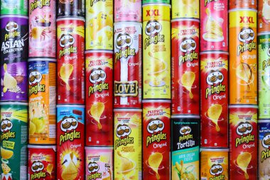 KHARKOV, UKRAINE - 30 Mart 2021: Birçok Pringles silindir cips kutuları çeşitli renk ve lezzetlerle. Amerikan markası, Kelloggs 'a ait istiflenebilir patates bazlı cipsler.