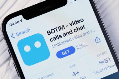 KHARKOV, UKRAINE - 5 Mart 2021: Botim kurye simgesi ve uygulaması iPhone 12 'den beyaz ahşap masadaki profesyonel ekranda