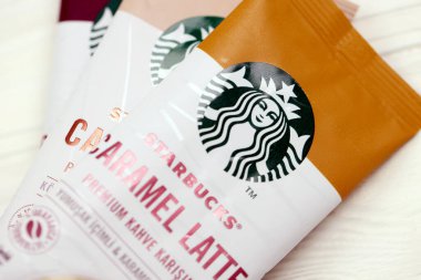 KHARKOV, UKRAINE - 2 Temmuz 2021: yeşil logolu Starbucks kahve çubukları. Starbucks Corporation, Seattle, Washington merkezli çok uluslu kahve ve roastery rezervleri zinciri.