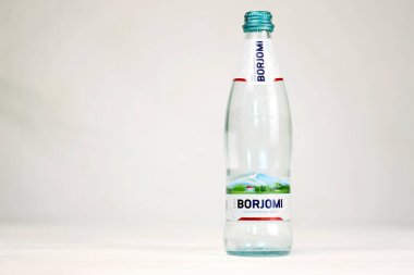 KHARKOV, UKRAINE - 2 Temmuz 2021: Orta Gürcistan 'daki Borjomi Boğazı' ndaki doğal gazlı maden suyu markası