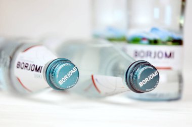 KHARKOV, UKRAINE - 2 Temmuz 2021: Orta Gürcistan 'daki Borjomi Boğazı' ndaki doğal gazlı maden suyu markası