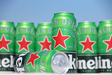 KHARKOV, UKRAINE - 31 Temmuz 2021: Hollanda bira şirketi Heineken N.V tarafından üretilen yeşil teneke kutu Heineken soluk bira.