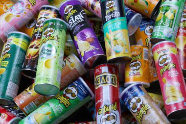 KHARKOV, UKRAINE - 30 Mart 2021: Birçok Pringles silindir cips kutuları çeşitli renk ve lezzetlerle. Amerikan markası, Kelloggs 'a ait istiflenebilir patates bazlı cipsler.