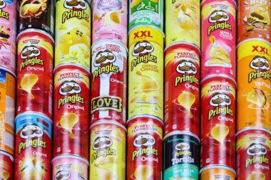 KHARKOV, UKRAINE - 30 Mart 2021: Birçok Pringles silindir cips kutuları çeşitli renk ve lezzetlerle. Amerikan markası, Kelloggs 'a ait istiflenebilir patates bazlı cipsler.