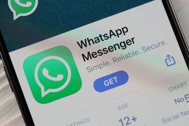 KHARKOV, UKRAINE - 5 Mart 2021: Whatsapp simgesi ve uygulaması iPhone 12 'den beyaz ahşap masadaki profesyonel ekranda