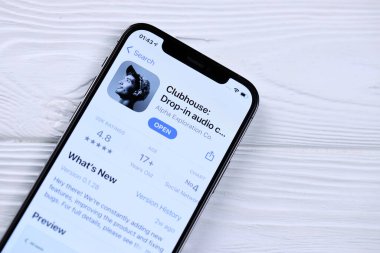 KHARKOV, UKRAINE - 5 Mart 2021: Apple TV simgesi ve uygulaması iPhone 12 'den beyaz ahşap masadaki profesyonel ekranda
