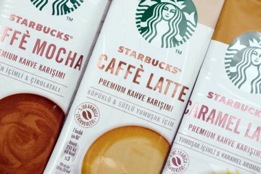KHARKOV, UKRAINE - 2 Temmuz 2021: yeşil logolu Starbucks kahve çubukları. Starbucks Corporation, Seattle, Washington merkezli çok uluslu kahve ve roastery rezervleri zinciri.