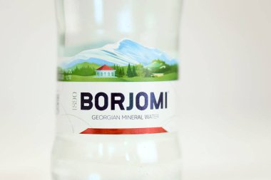 KHARKOV, UKRAINE - 2 Temmuz 2021: Orta Gürcistan 'daki Borjomi Boğazı' ndaki doğal gazlı maden suyu markası