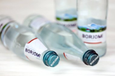 KHARKOV, UKRAINE - 2 Temmuz 2021: Orta Gürcistan 'daki Borjomi Boğazı' ndaki doğal gazlı maden suyu markası