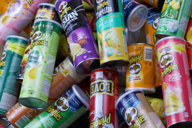KHARKOV, UKRAINE - 30 Mart 2021: Birçok Pringles silindir cips kutuları çeşitli renk ve lezzetlerle. Amerikan markası, Kelloggs 'a ait istiflenebilir patates bazlı cipsler.