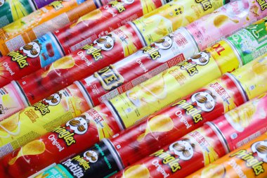 KHARKOV, UKRAINE - 30 Mart 2021: Birçok Pringles silindir cips kutuları çeşitli renk ve lezzetlerle. Amerikan markası, Kelloggs 'a ait istiflenebilir patates bazlı cipsler.