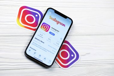 KHARKOV, UKRAINE - 5 Mart 2021: İnstagram simgesi ve uygulaması iPhone 12 'de beyaz ahşap masadaki profesyonel ekranda