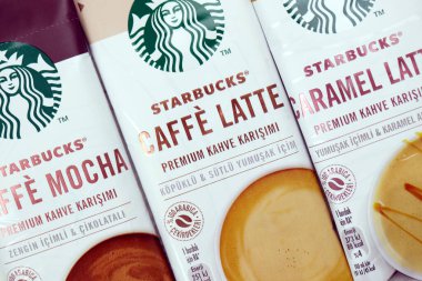 KHARKOV, UKRAINE - 2 Temmuz 2021: yeşil logolu Starbucks kahve çubukları. Starbucks Corporation, Seattle, Washington merkezli çok uluslu kahve ve roastery rezervleri zinciri.