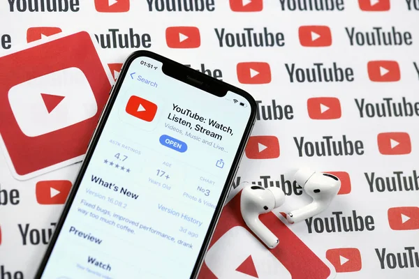KHARKOV, UKRAINE - 5 Mart 2021: Youtube simgesi ve uygulaması iPhone 12 profosyonel ekranda beyaz ahşap masadaki uçak podları profosyoneli