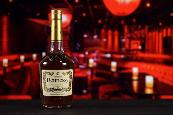 Kharkov Ukraine 2021年2月14日 Hennessy非常特殊的白兰地瓶放在木制桌子上 背景为红色条状内部 精英酒精生产 — 图库照片