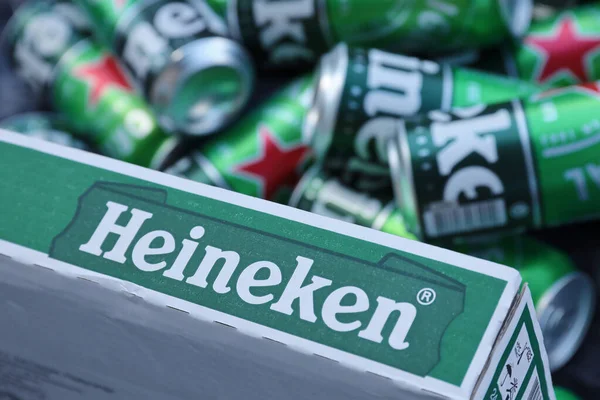KHARKOV, UKRAINE - 31 Temmuz 2021: Hollanda bira şirketi Heineken N.V tarafından üretilen yeşil teneke kutu Heineken soluk bira.