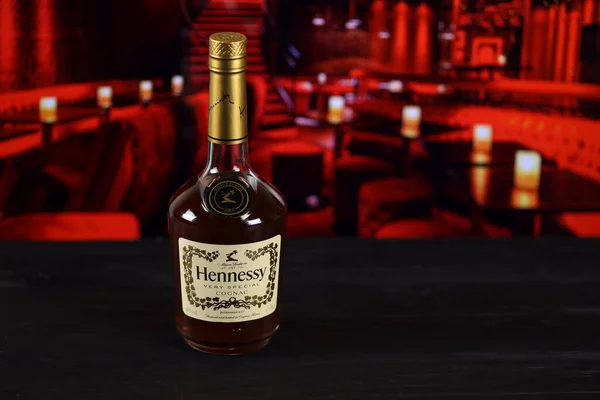 Kharkov Ukraine 2021年2月14日 Hennessy非常特殊的白兰地瓶放在木制桌子上 背景为红色条状内部 精英酒精生产 — 图库照片