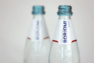 KHARKOV, UKRAINE - 2 Temmuz 2021: Orta Gürcistan 'daki Borjomi Boğazı' ndaki doğal gazlı maden suyu markası