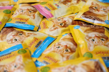 KHARKOV, UKRAINE - 10 AĞUSTOS 2021: Çok sayıda Friskie paket evcil hayvan yemeği. Nestle Global 'in bir yan kuruluşu olan Nestle Purina PetCare Company' ye ait frizkler